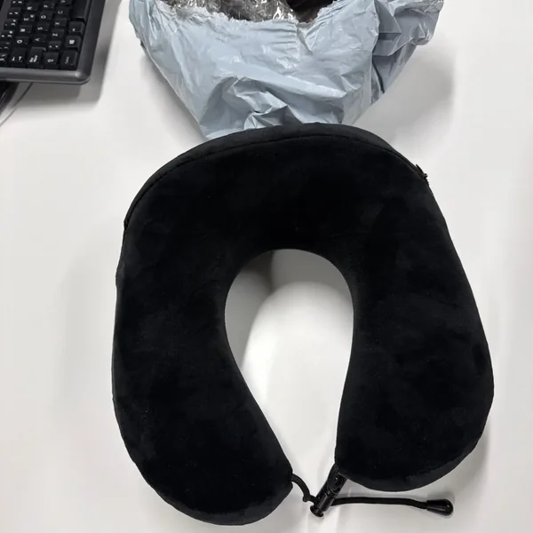 Almohada de viaje Curvela fotografiada por Miguel A., comprador verificado