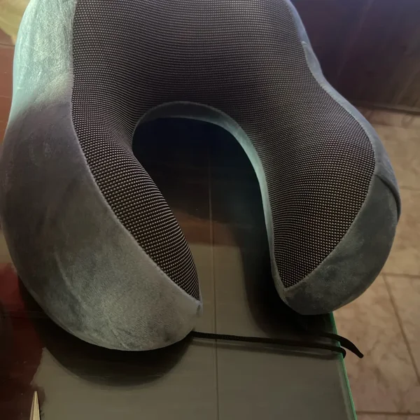 Almohada de viaje Curvela fotografiada por Carmen R., comprador verificado