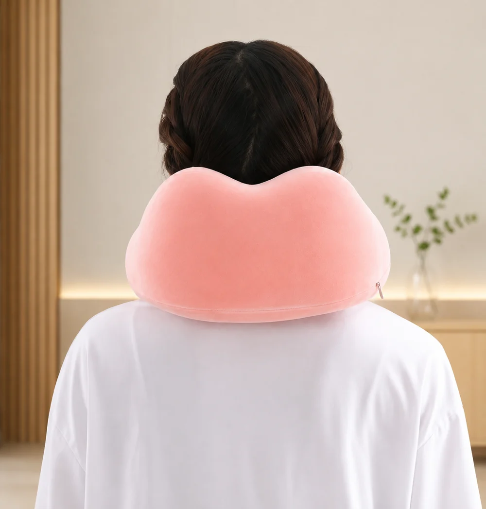 Almohada de viaje rosa puesta alrededor del cuello, vista desde atrás
