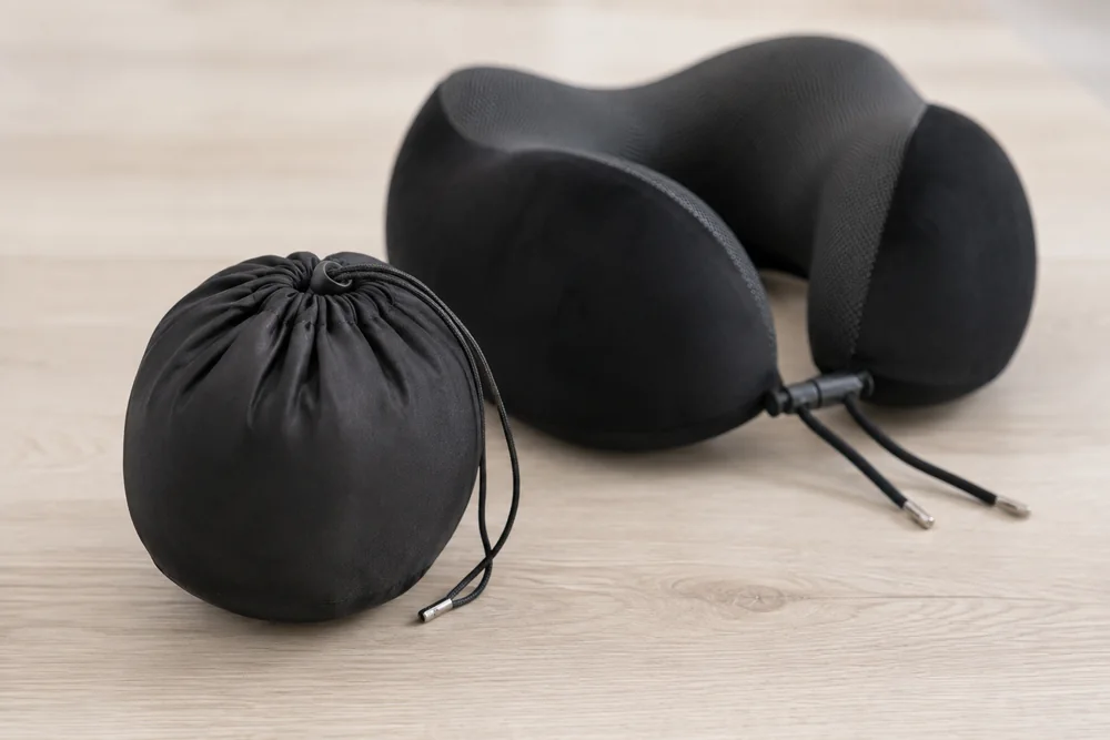 La almohada comprimida dentro de su bolsa de transporte redonda